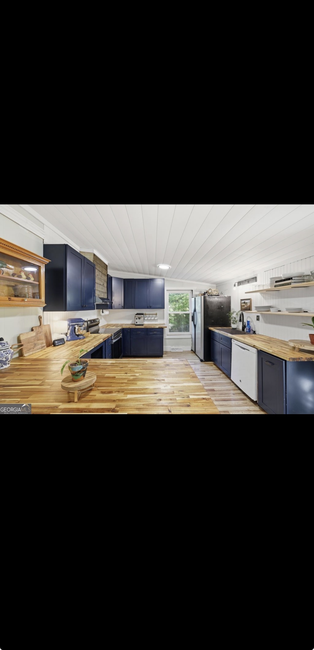 Modern farmhouse kitchen
